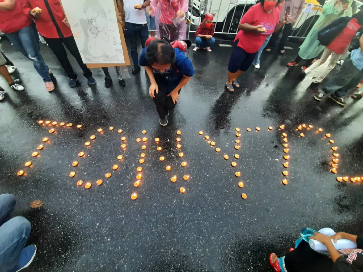 คนเสื้อแดงร่วมจุดเทียนอวยพร"โทนี่"ท่ามกลางสายฝนวอนกลับมาเร็ววัน