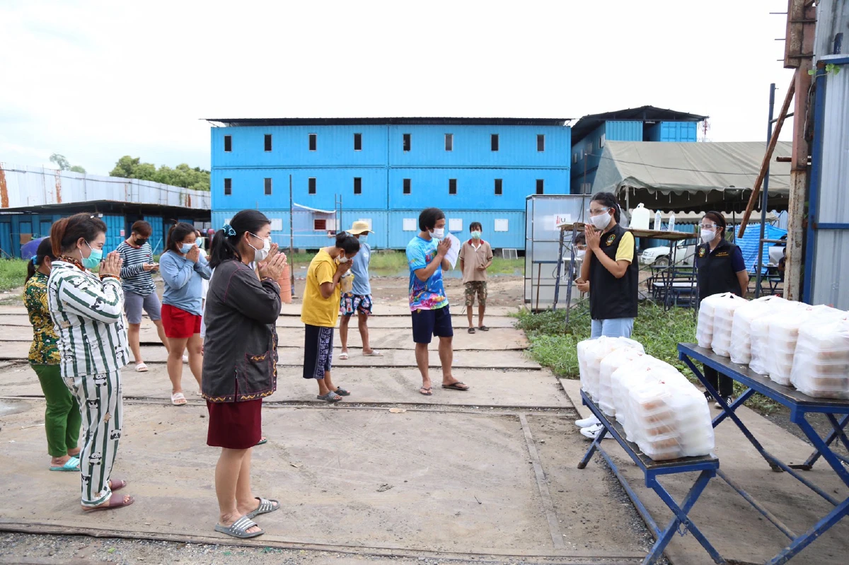 "นฤมล"มอบข้าวกล่องช่วยแคมป์คนงานตกสำรวจ หลังพบว่าดูแลไม่ทั่วถึง