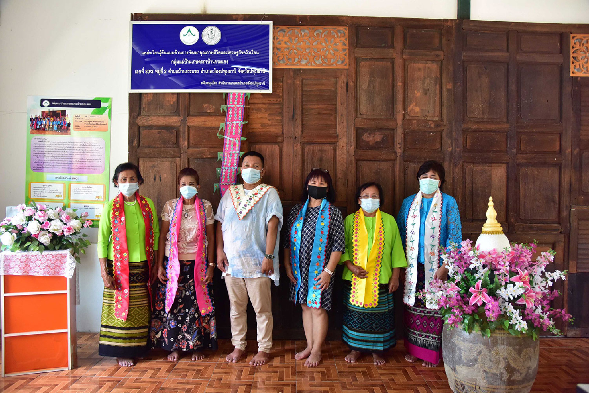 มทร.ธัญบุรี ‘สอนเขียนลายสไบมอญ’ วิสาหกิจชุมชนกลุ่มแม่บ้านเกษตรบ้านกระแชง มทร.ธัญบุรี ‘สอนเขียนลายสไบมอญ’ วิสาหกิจชุมชนกลุ่มแม่บ้านเกษตรบ้านกระแชง