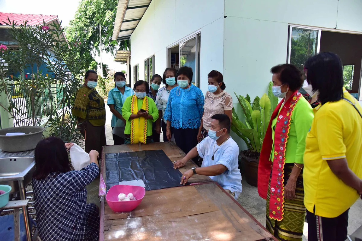 มทร.ธัญบุรี ‘สอนเขียนลายสไบมอญ’ วิสาหกิจชุมชนกลุ่มแม่บ้านเกษตรบ้านกระแชง 