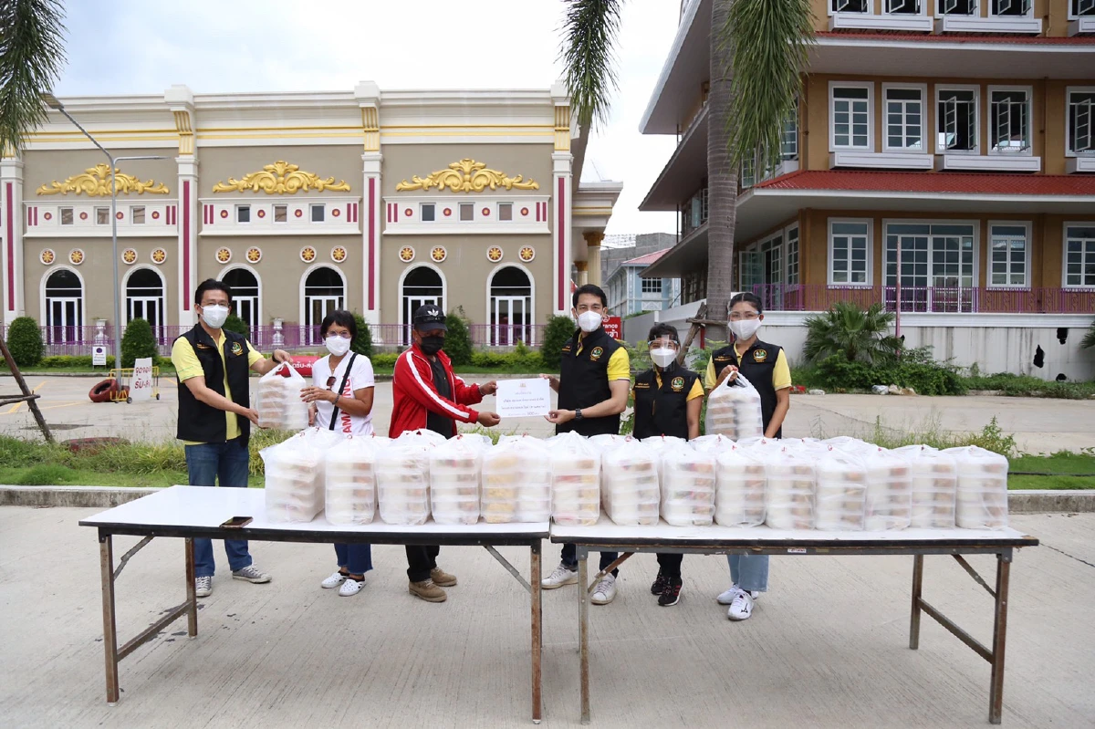 "นฤมล"มอบข้าวกล่องช่วยแคมป์คนงานตกสำรวจ หลังพบว่าดูแลไม่ทั่วถึง