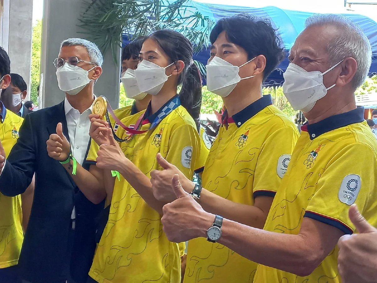 ต้อนรับ "น้องเทนนิส" ที่ภูเก็ตสุดอบอุ่น เจ้าตัวก้มกราบพ่อมอบเหรียญทองให้