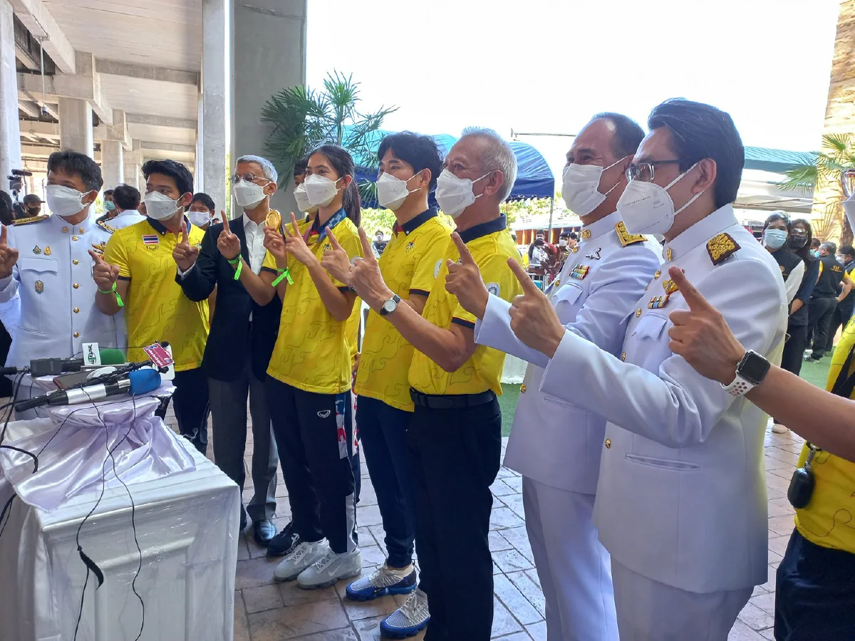 ต้อนรับ "น้องเทนนิส" ที่ภูเก็ตสุดอบอุ่น เจ้าตัวก้มกราบพ่อมอบเหรียญทองให้