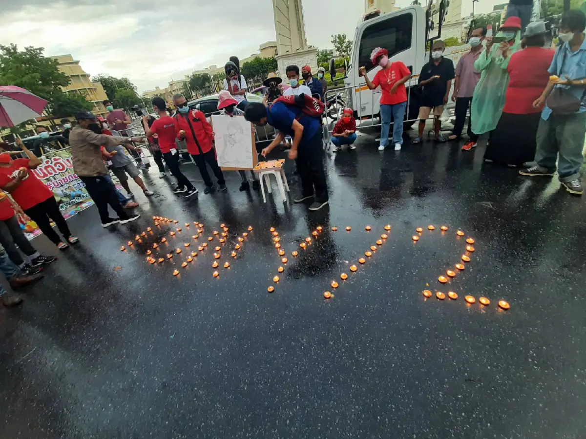 คนเสื้อแดงร่วมจุดเทียนอวยพร"โทนี่"ท่ามกลางสายฝนวอนกลับมาเร็ววัน