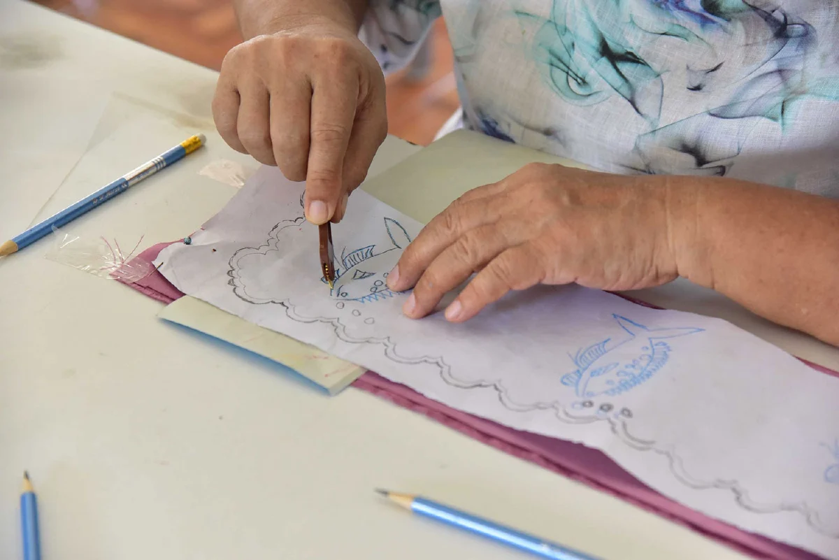 มทร.ธัญบุรี ‘สอนเขียนลายสไบมอญ’ วิสาหกิจชุมชนกลุ่มแม่บ้านเกษตรบ้านกระแชง 