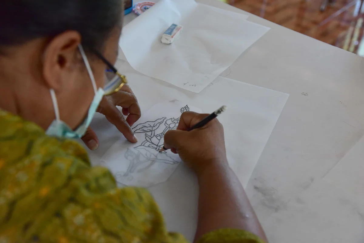 มทร.ธัญบุรี ‘สอนเขียนลายสไบมอญ’ วิสาหกิจชุมชนกลุ่มแม่บ้านเกษตรบ้านกระแชง 