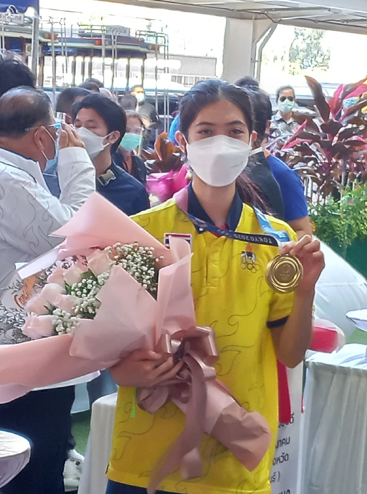 ต้อนรับ "น้องเทนนิส" ที่ภูเก็ตสุดอบอุ่น เจ้าตัวก้มกราบพ่อมอบเหรียญทองให้