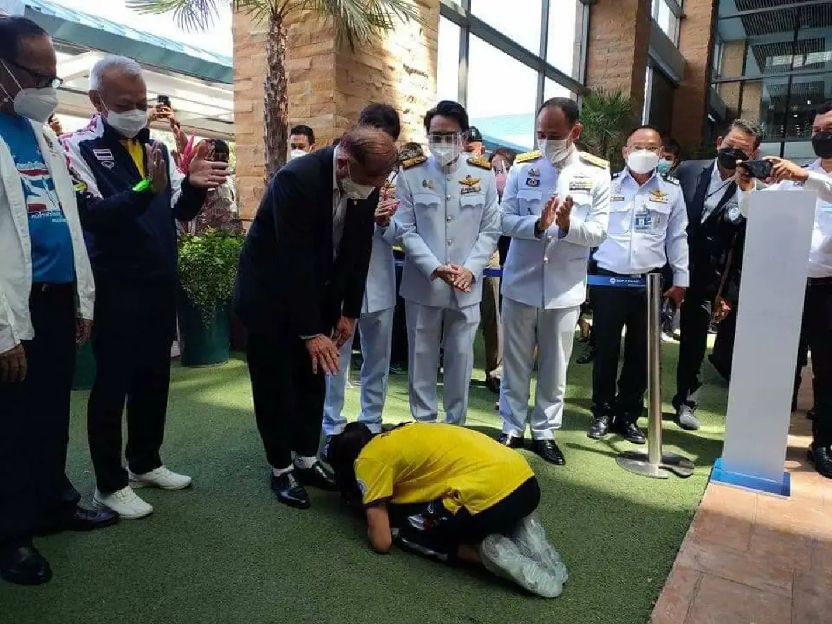 ต้อนรับ "น้องเทนนิส" ที่ภูเก็ตสุดอบอุ่น เจ้าตัวก้มกราบพ่อมอบเหรียญทองให้