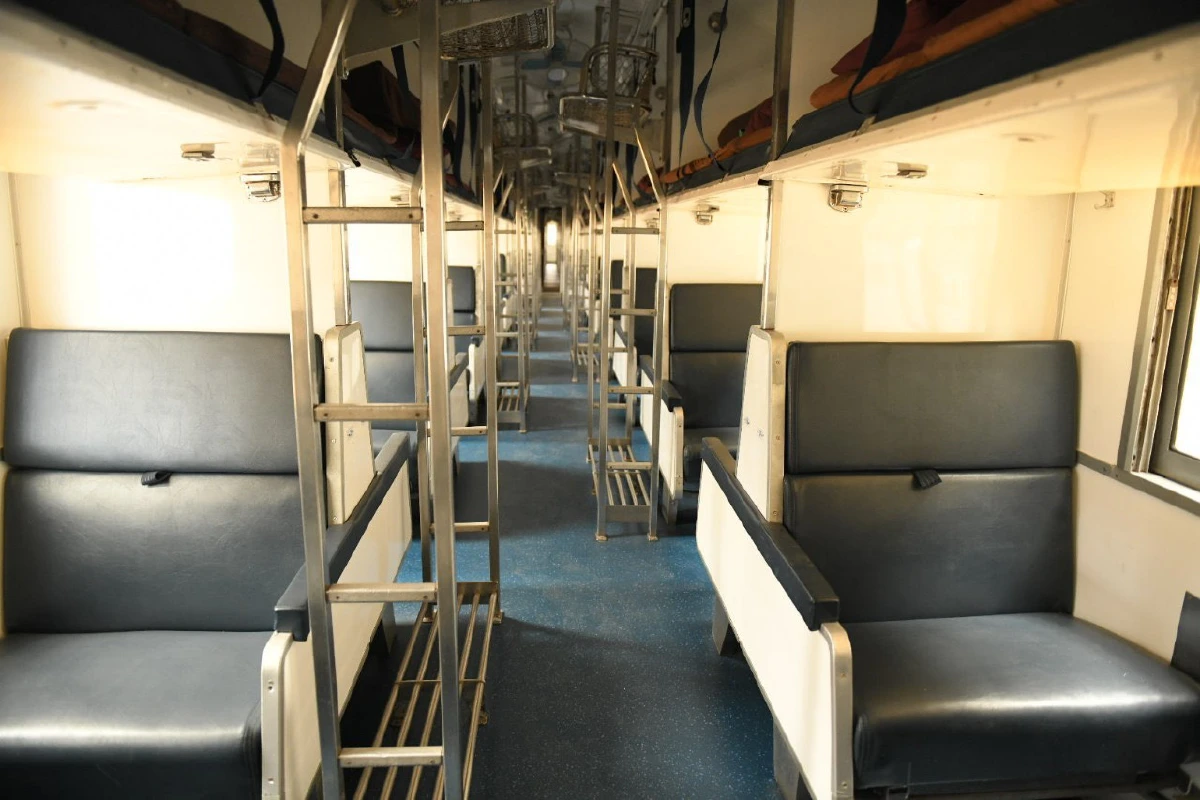 เร่งปรับตู้นอนรถไฟเป็นศูนย์พักคอยผู้ป่วยโควิดเขียว