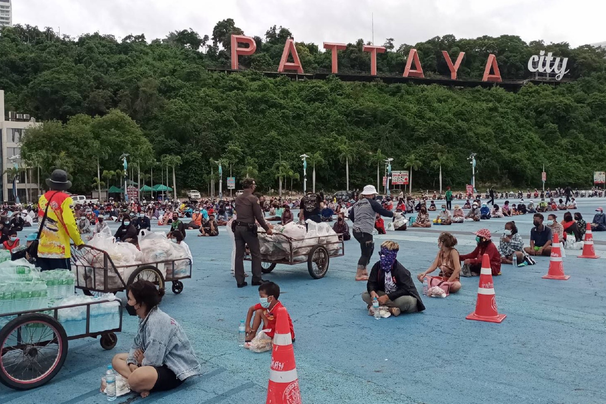 พัทยาเปิดลานแหลมบีฮายให้ผู้ใจบุญแจกสิ่งของบรรเทาทุกข์โควิด พัทยาเปิดลานแหลมบีฮายให้ผู้ใจบุญแจกสิ่งของบรรเทาทุกข์โควิด