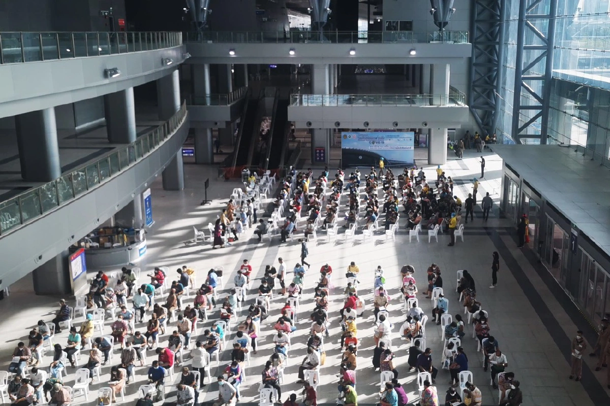 “ศักดิ์สยาม”สั่งใช้ระบบนัดหมายลดแออัดศูนย์ฉีดวัคซีนกลางบางซื่อ