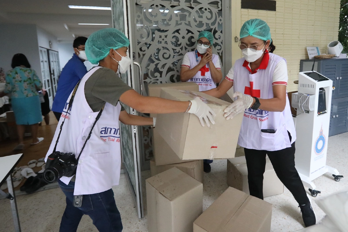 "สภาสตรีฯ-พช"มอบอุปกรณ์ทางการแพทย์ช่วยผู้ป่วยโควิดถวายเป็นพระราชกุศล