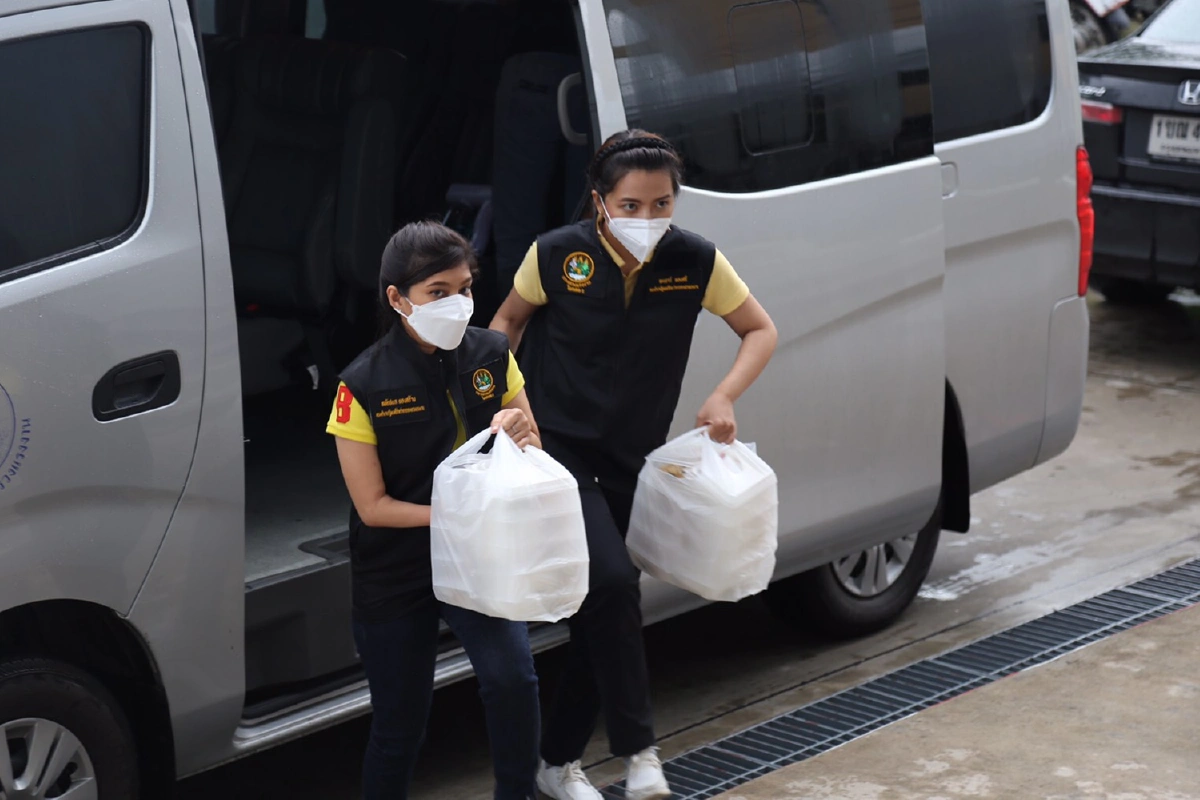 "นฤมล"ส่งทีมมอบข้าวกล่องบุคลากรทางการแพทย์สู้ภัยโควิด-19