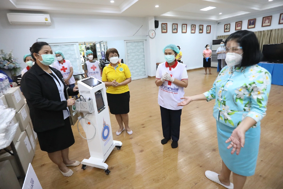 "สภาสตรีฯ-พช"มอบอุปกรณ์ทางการแพทย์ช่วยผู้ป่วยโควิดถวายเป็นพระราชกุศล