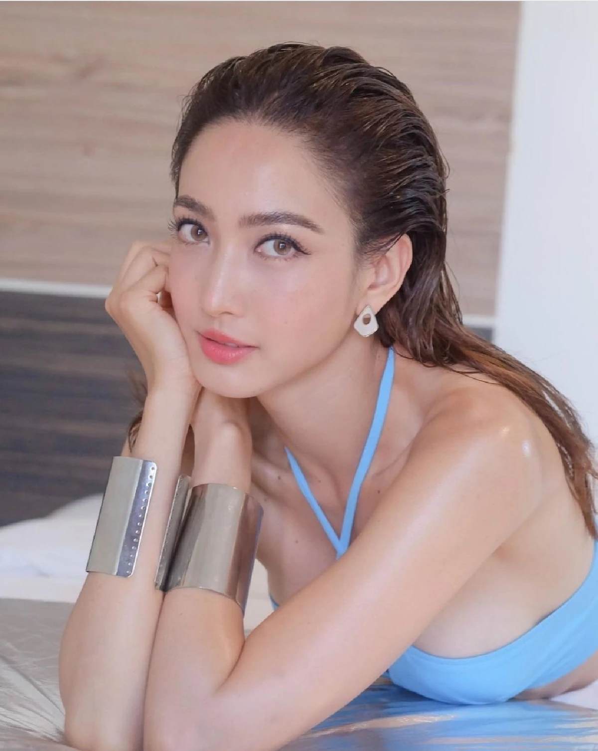 “แต้ว ณฐพร” อวดความเซ็กซี่ในชุดบิกินี่ท่อนบน สดใสกลางทะเล 