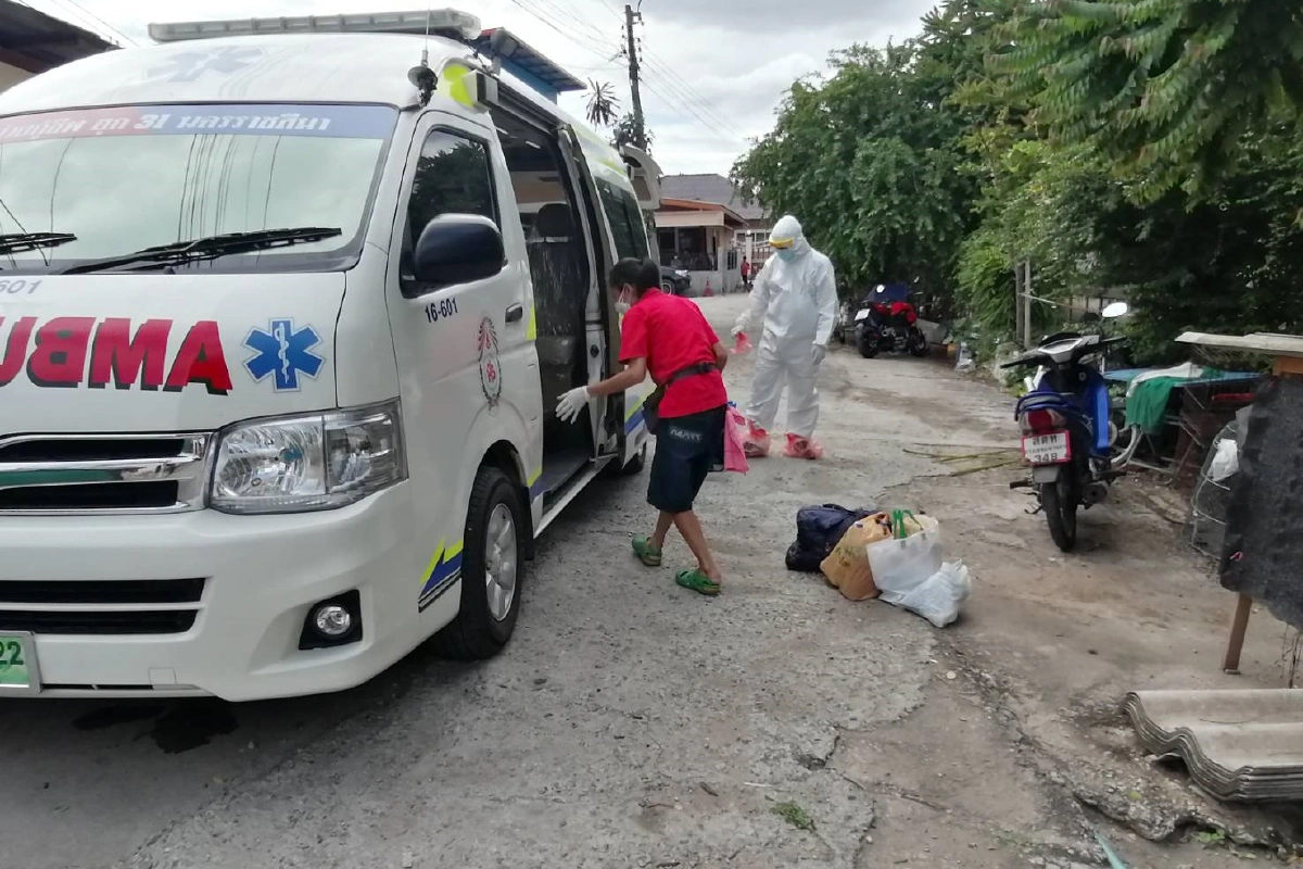 ชมรมกำนันผู้ใหญ่บ้านจัดรถกู้ภัยรับผู้ป่วยโควิดกลับมารักษาที่บ้านเกิด