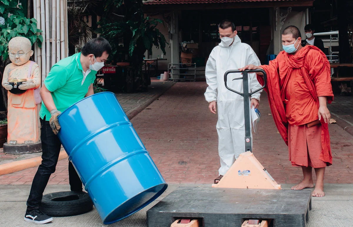 IRPC ส่งมอบน้ำมันเชื้อเพลิง 18,000 ลิตร ให้ 90 วัด  สำหรับผู้ประสบภัยโควิด-19 ในพื้นที่สีแดงเข้ม