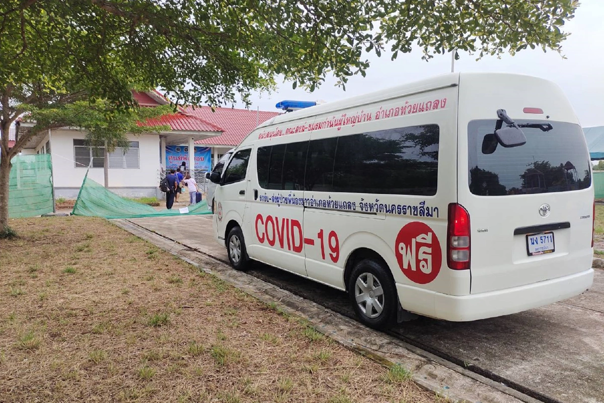 ชมรมกำนันผู้ใหญ่บ้านจัดรถกู้ภัยรับผู้ป่วยโควิดกลับมารักษาที่บ้านเกิด