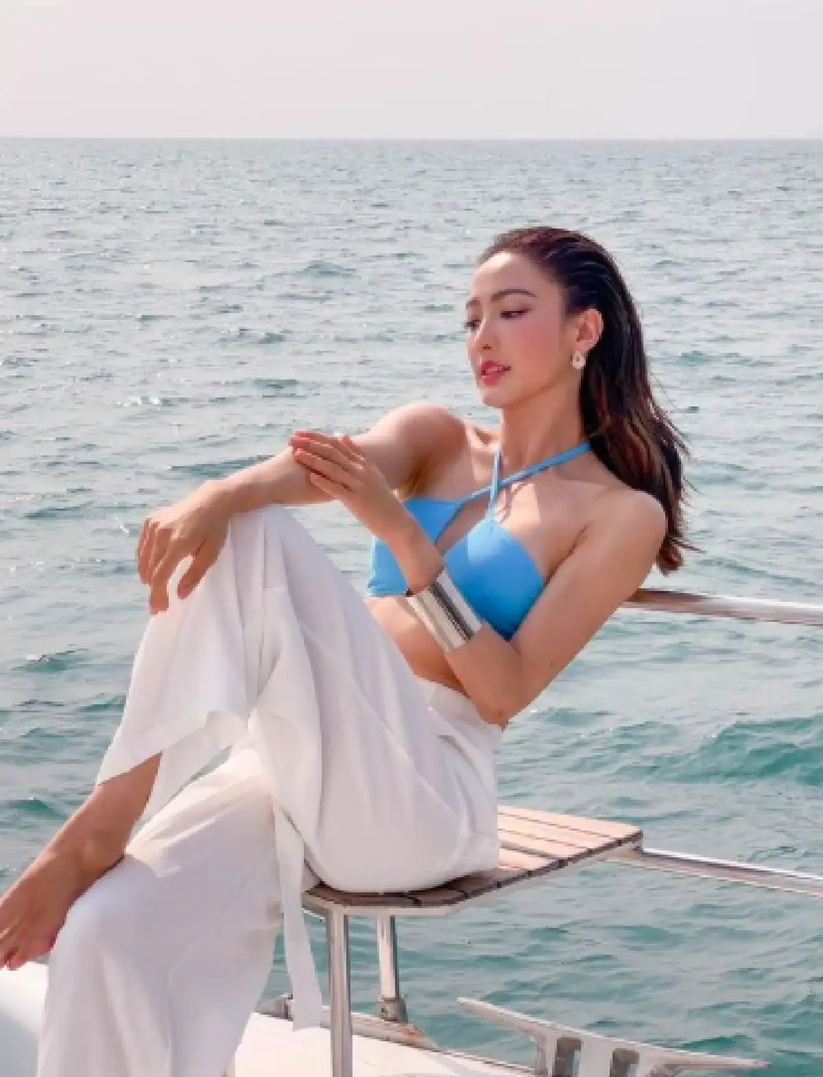 “แต้ว ณฐพร” อวดความเซ็กซี่ในชุดบิกินี่ท่อนบน สดใสกลางทะเล 