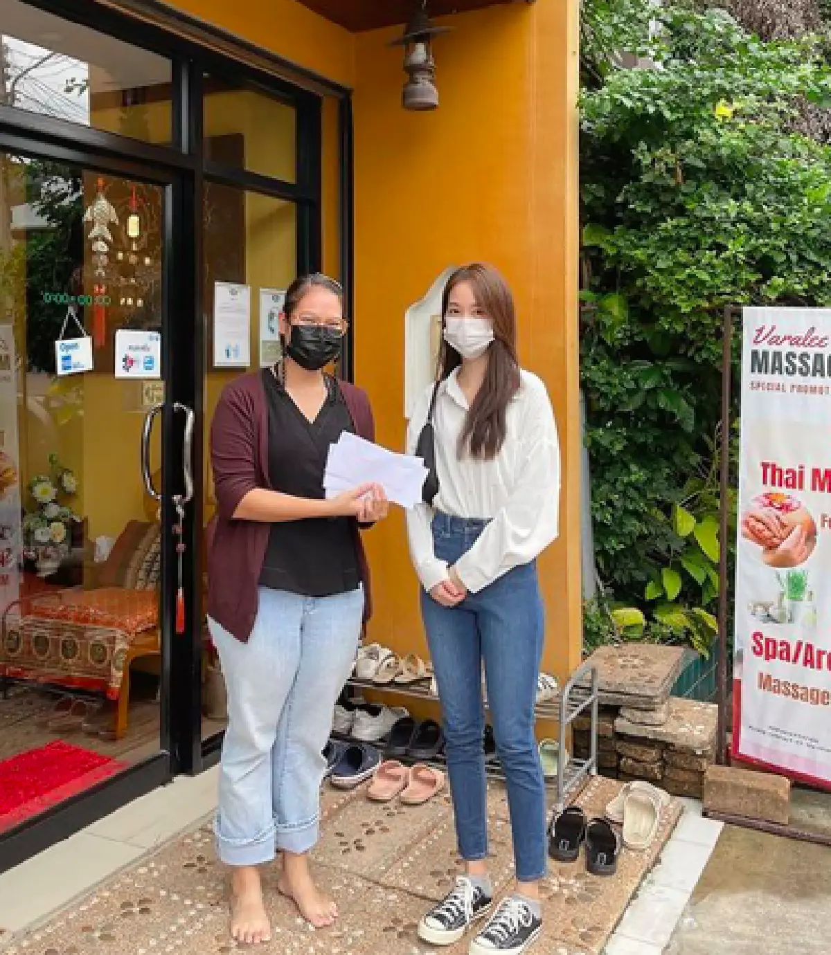 “พิมฐา” ตระเวนขอโทษคาเฟ่-ร้านอาหาร พร้อมมอบเงินเยียวยา หลังเที่ยวเชียงใหม่ไม่กักตัว 