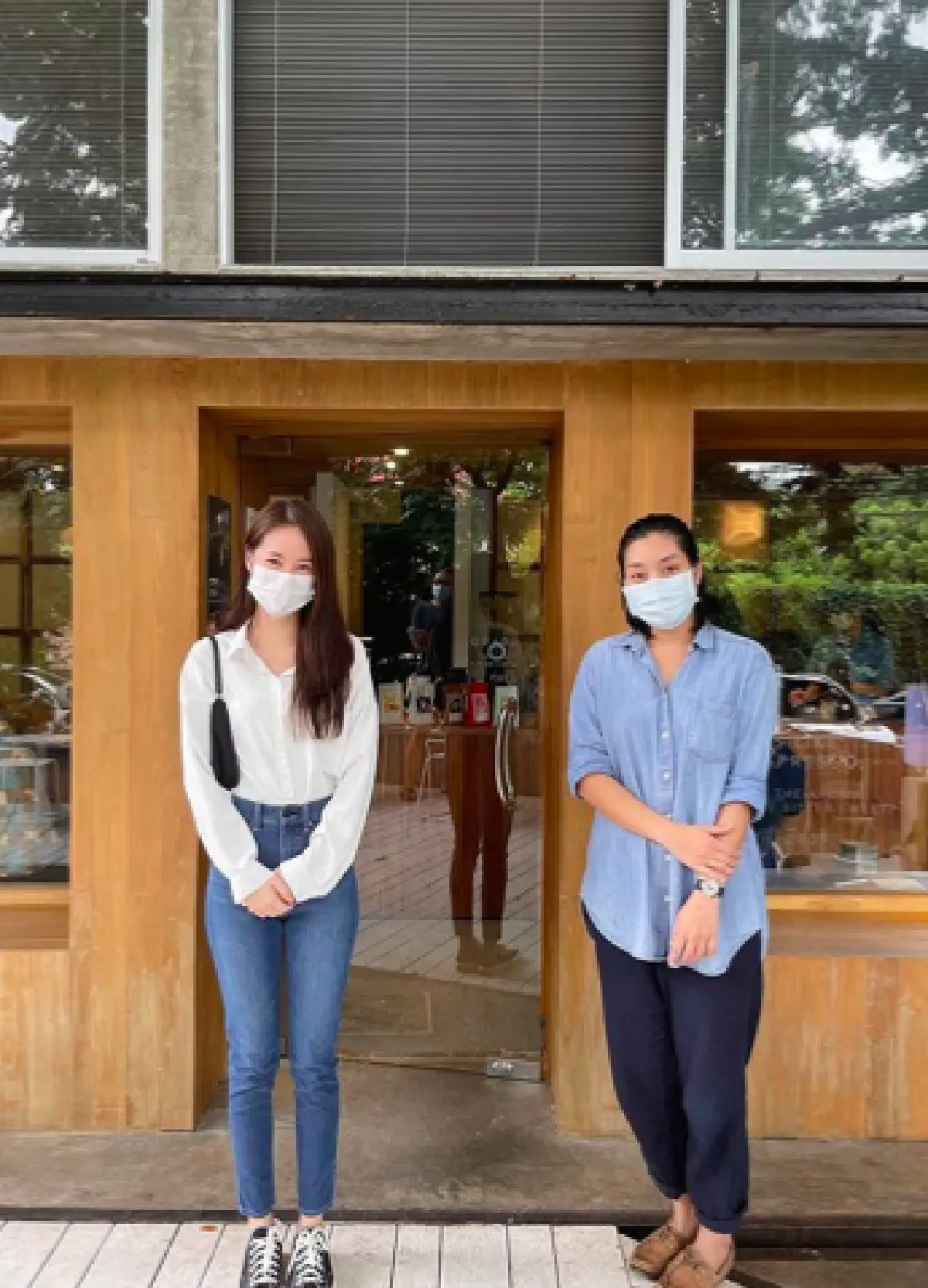 “พิมฐา” ตระเวนขอโทษคาเฟ่-ร้านอาหาร พร้อมมอบเงินเยียวยา หลังเที่ยวเชียงใหม่ไม่กักตัว 