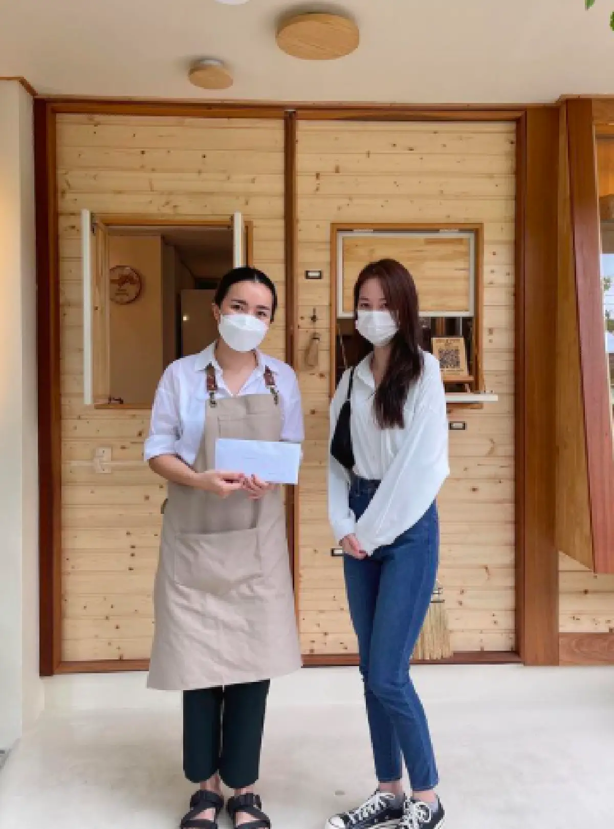 “พิมฐา” ตระเวนขอโทษคาเฟ่-ร้านอาหาร พร้อมมอบเงินเยียวยา หลังเที่ยวเชียงใหม่ไม่กักตัว 
