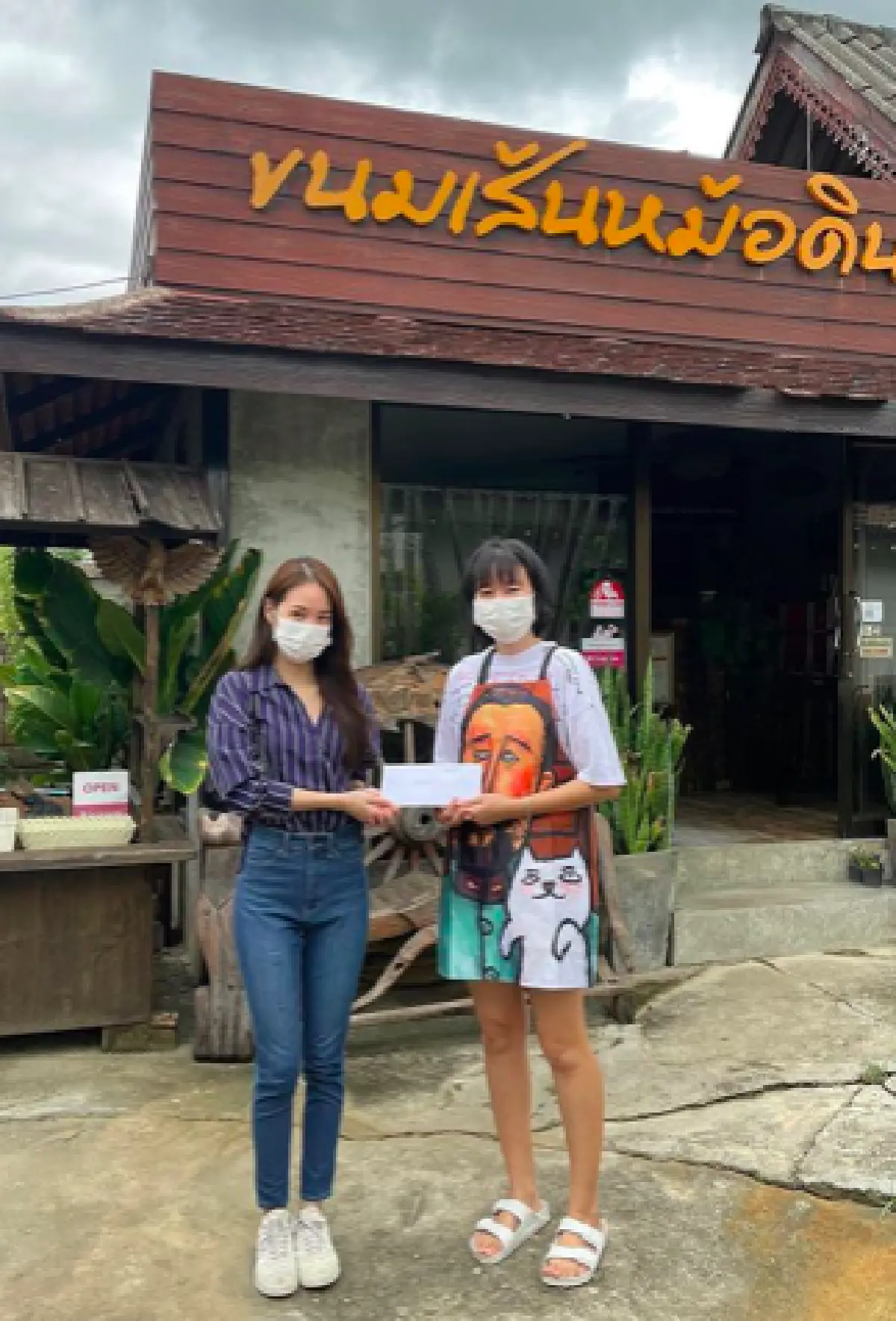 “พิมฐา” ตระเวนขอโทษคาเฟ่-ร้านอาหาร พร้อมมอบเงินเยียวยา หลังเที่ยวเชียงใหม่ไม่กักตัว 