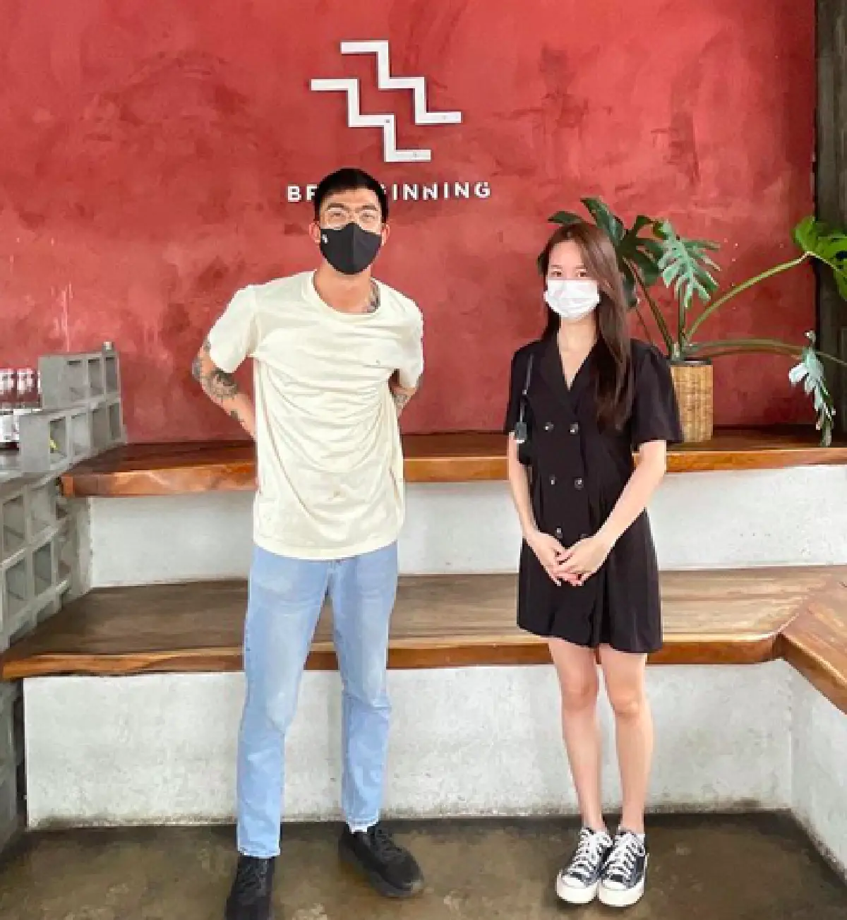“พิมฐา” ตระเวนขอโทษคาเฟ่-ร้านอาหาร พร้อมมอบเงินเยียวยา หลังเที่ยวเชียงใหม่ไม่กักตัว 