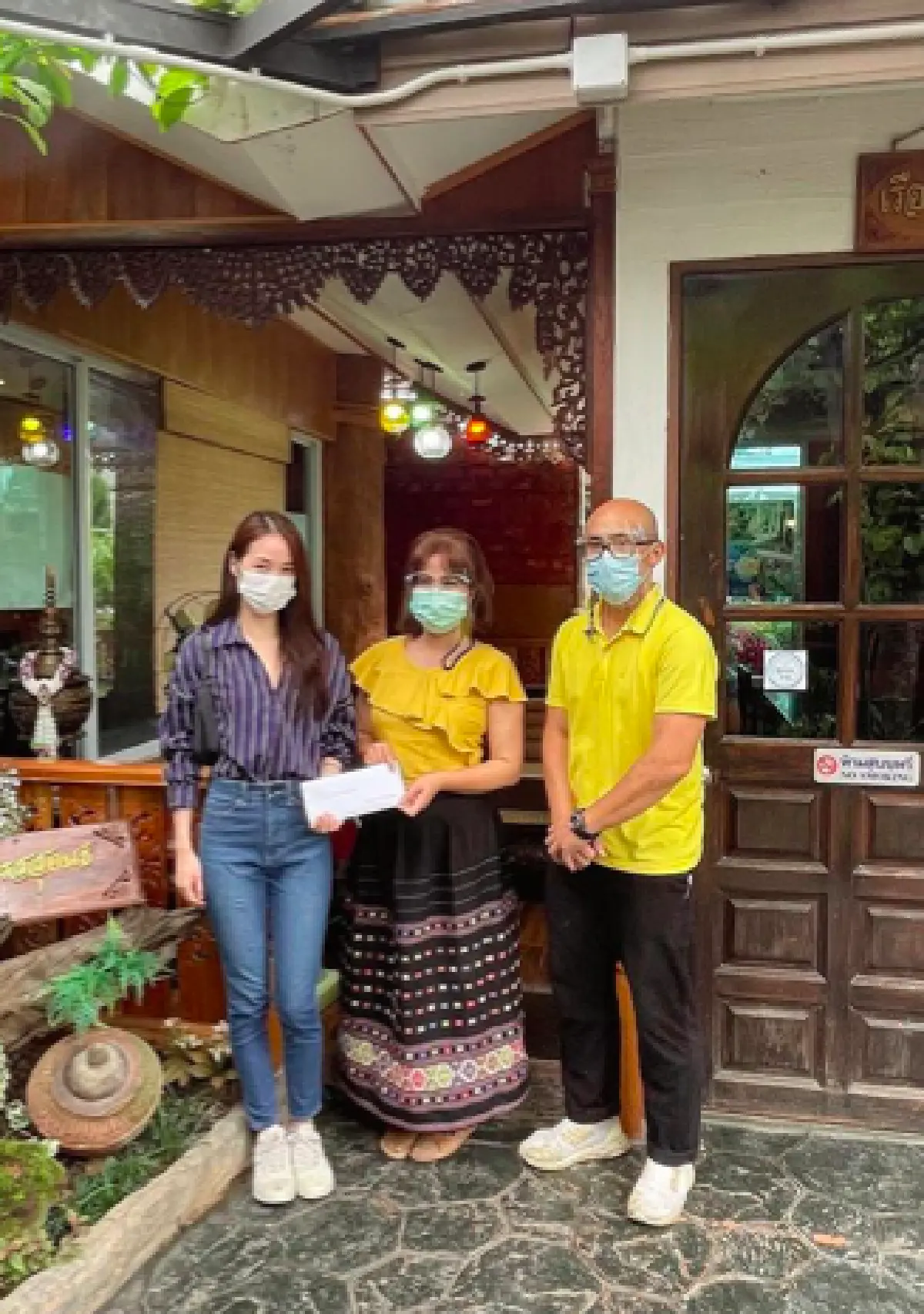 “พิมฐา” ตระเวนขอโทษคาเฟ่-ร้านอาหาร พร้อมมอบเงินเยียวยา หลังเที่ยวเชียงใหม่ไม่กักตัว 