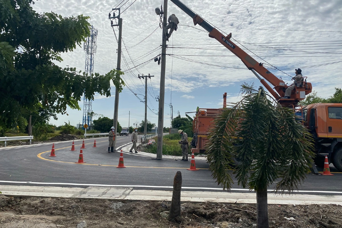 กฟน.บางพลีย้ายเสาไฟฟ้าปักกลางถนนให้ชาวบ้านแล้ว
