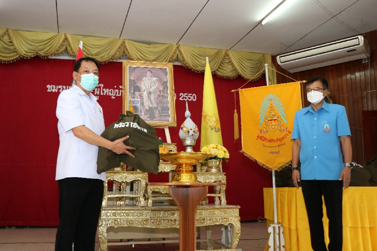 ในหลวง พระราชินีพระราชทานสิ่งของช่วยผู้ป่วยโควิดรพ.สนามมะการักษ์