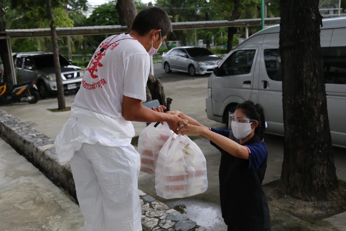 นฤมล มอบข้าวกล่องทีมจิตอาสา ส่งกำลังใจผู้ปฏิบัติหน้าที่ดูแลผู้ป่วยโควิด