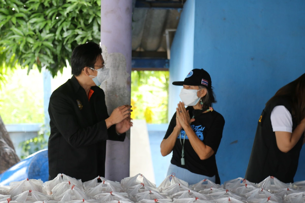 รมช.แรงงานห่วงชุมชนสีแดงเข้มส่งกำลังใจสู้ภัยโควิด