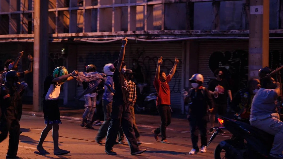 ภาพชุดแยกดินแดงเดือด! ม็อบปะทะตำรวจวุ่น