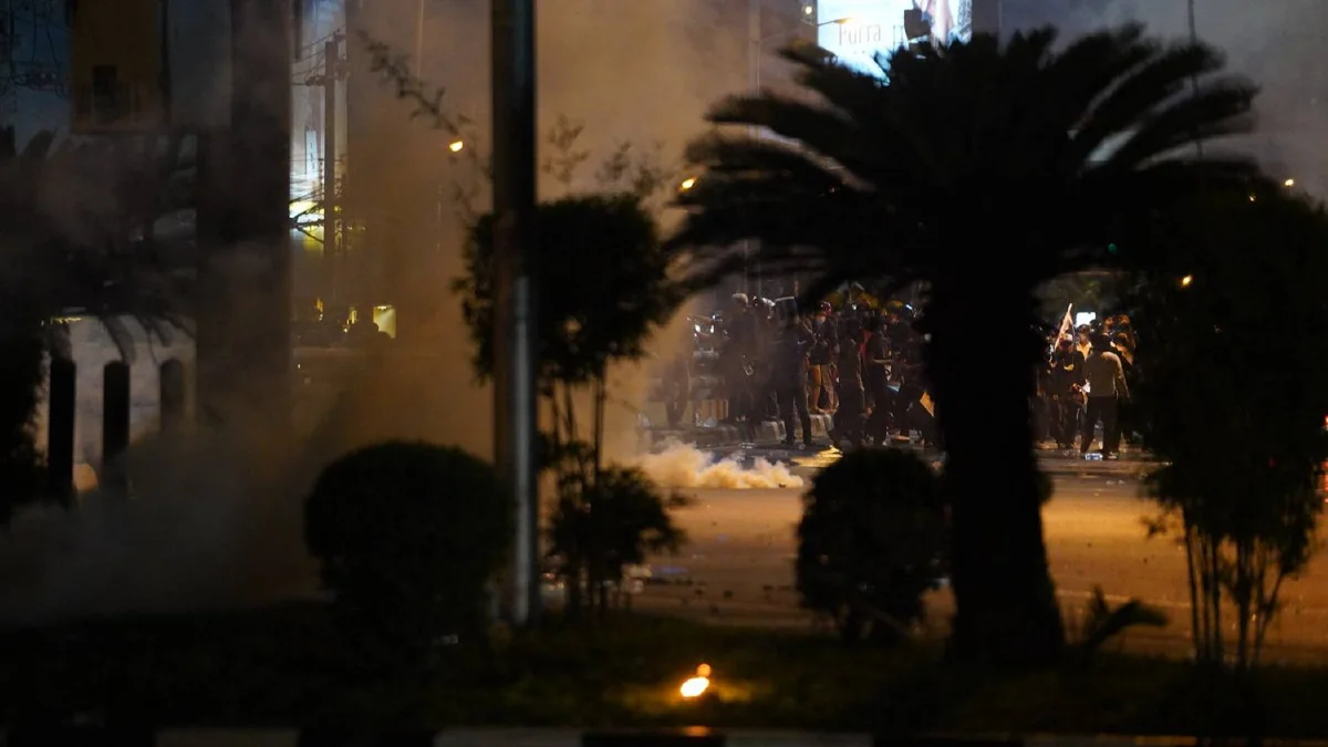 ภาพชุดแยกดินแดงเดือด! ม็อบปะทะตำรวจวุ่น