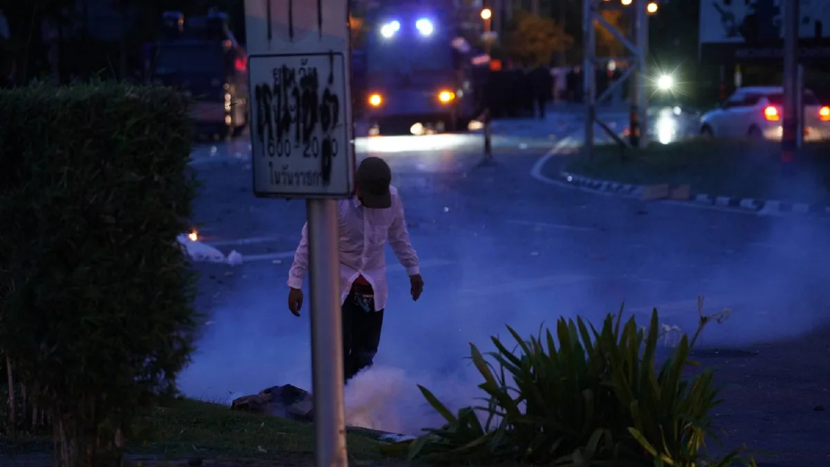 ภาพชุดแยกดินแดงเดือด! ม็อบปะทะตำรวจวุ่น