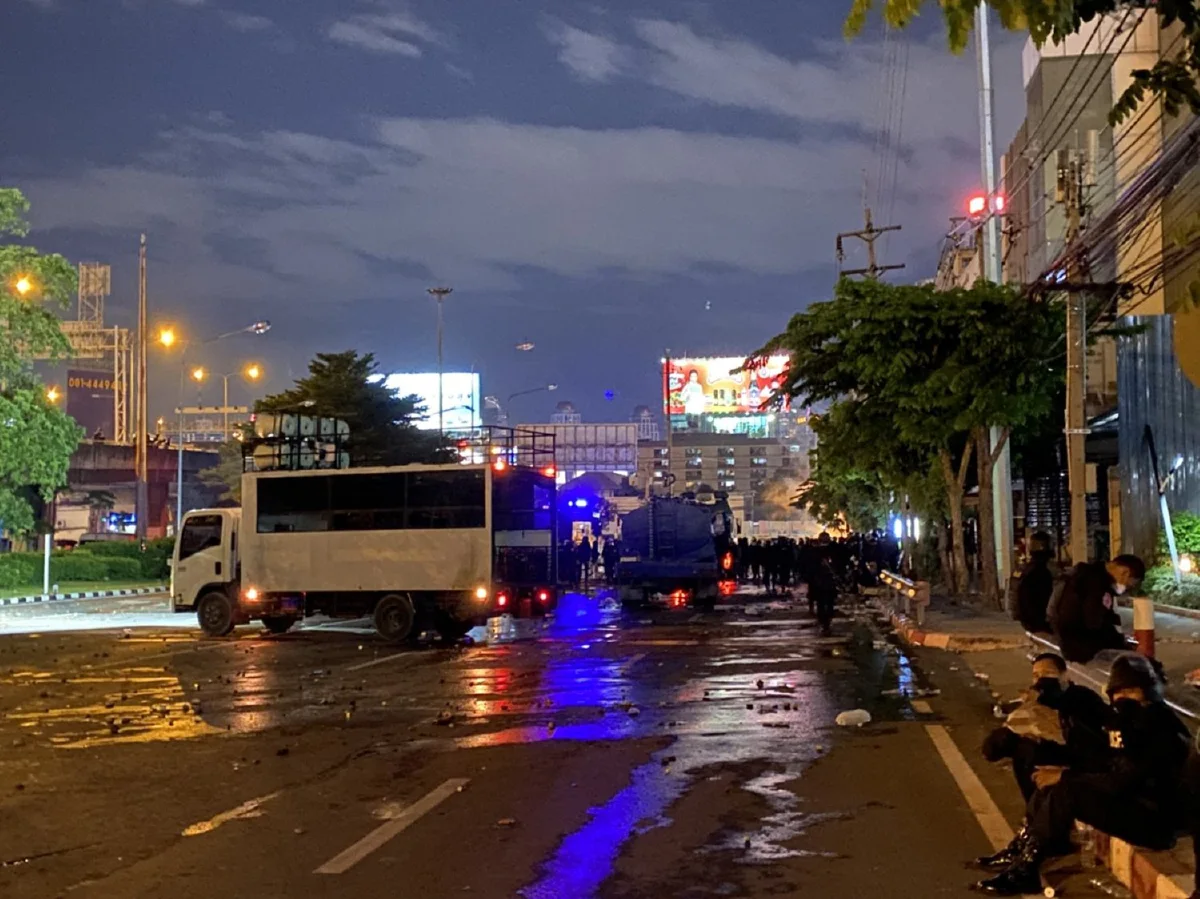 ภาพชุดแยกดินแดงเดือด! ม็อบปะทะตำรวจวุ่น