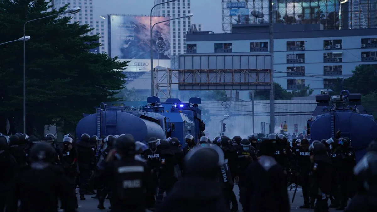 ภาพชุดแยกดินแดงเดือด! ม็อบปะทะตำรวจวุ่น