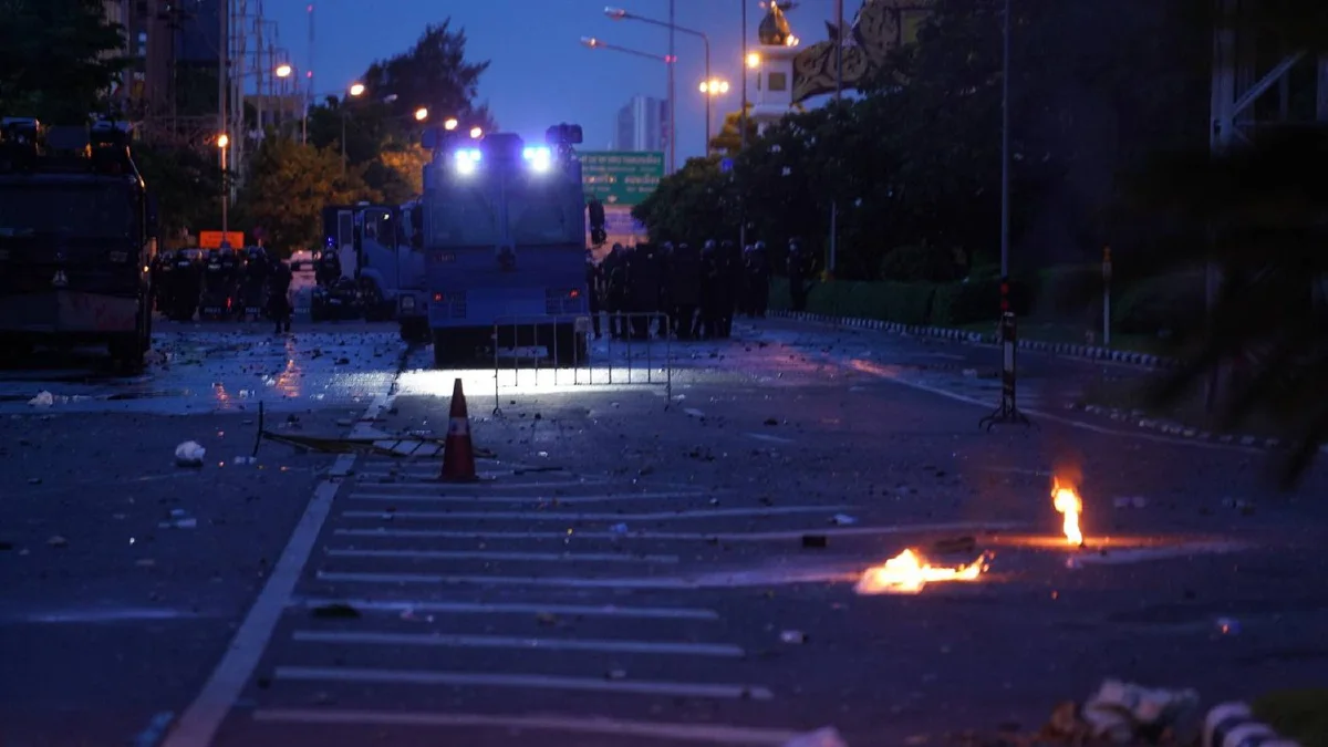 ภาพชุดแยกดินแดงเดือด! ม็อบปะทะตำรวจวุ่น