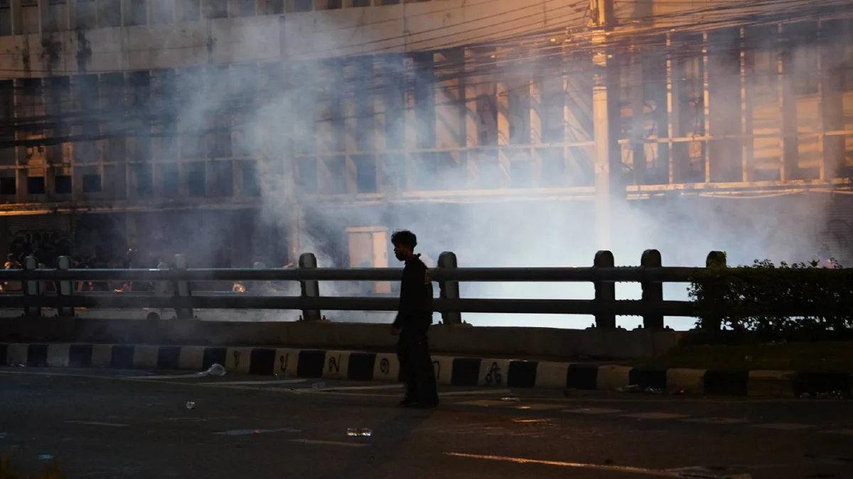 ภาพชุดแยกดินแดงเดือด! ม็อบปะทะตำรวจวุ่น