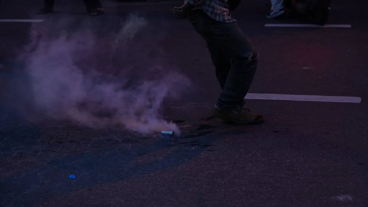 ภาพชุดแยกดินแดงเดือด! ม็อบปะทะตำรวจวุ่น