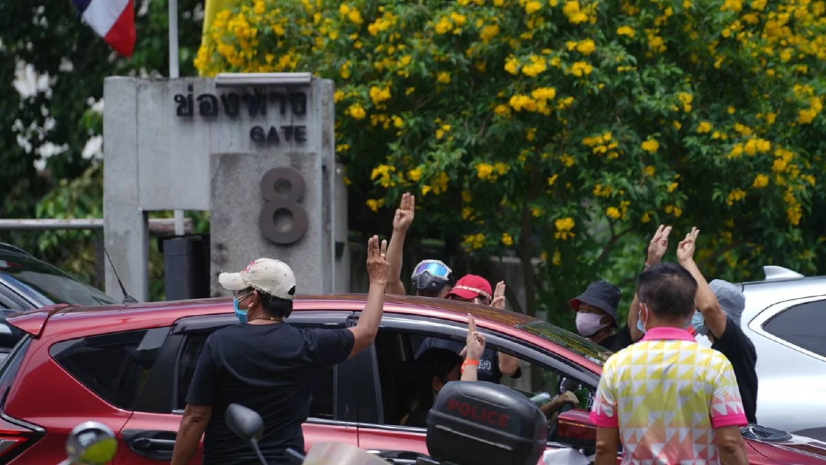 คาร์ม็อบคึกคัก! มวลชนรวมตัวเคลื่อนขบวนไล่ประยุทธ์