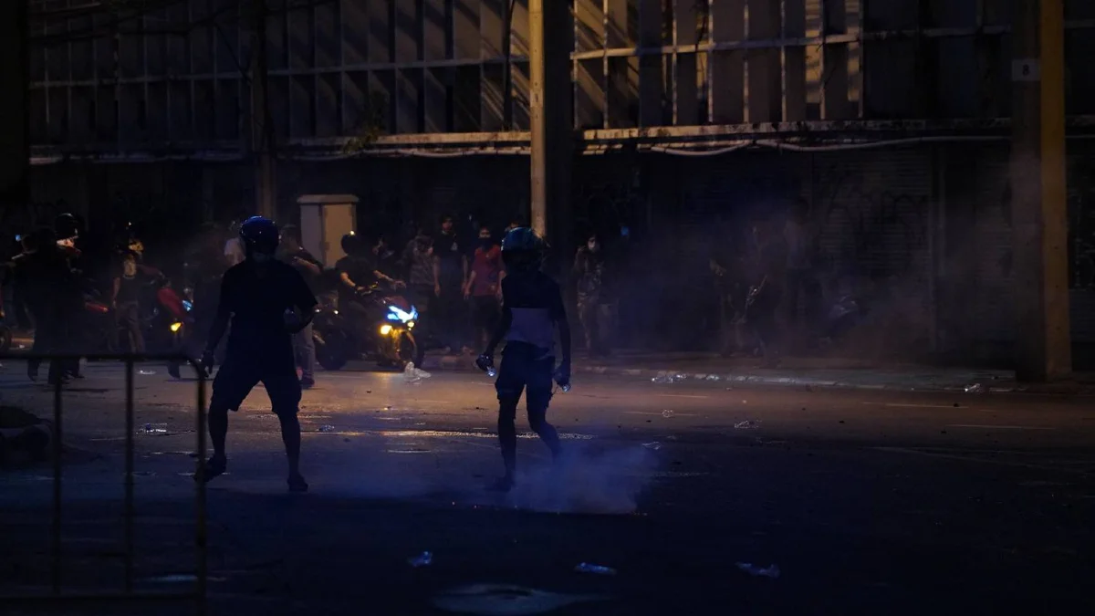 ภาพชุดแยกดินแดงเดือด! ม็อบปะทะตำรวจวุ่น