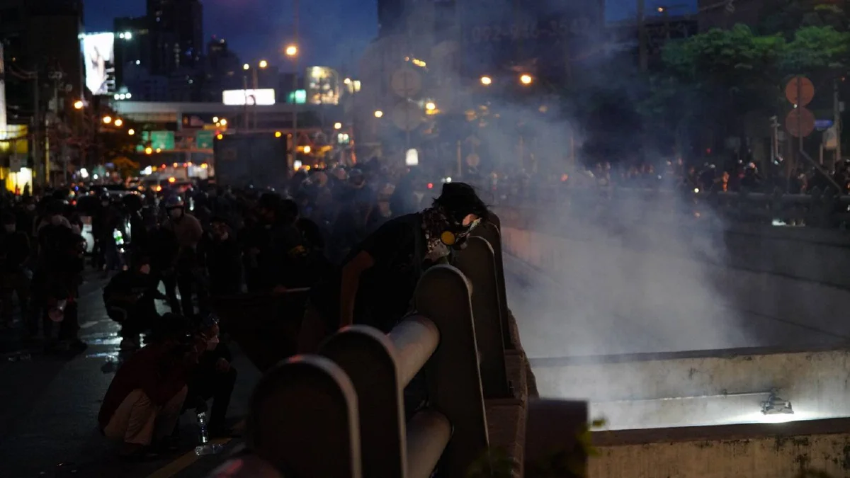 ภาพชุดแยกดินแดงเดือด! ม็อบปะทะตำรวจวุ่น