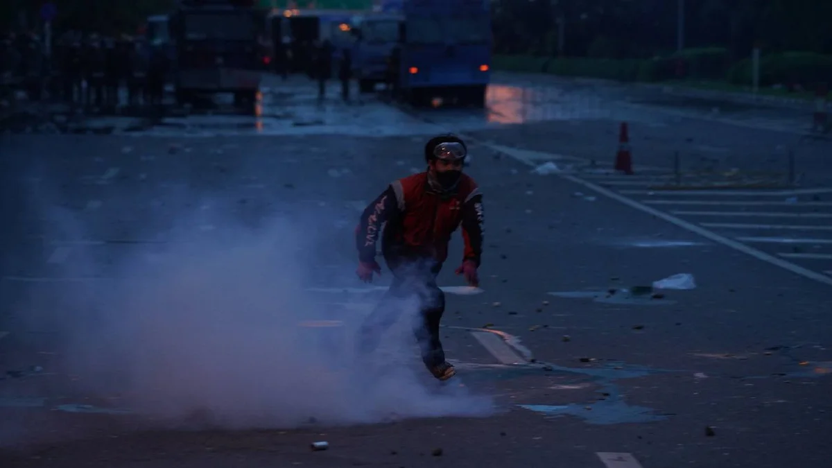 ภาพชุดแยกดินแดงเดือด! ม็อบปะทะตำรวจวุ่น