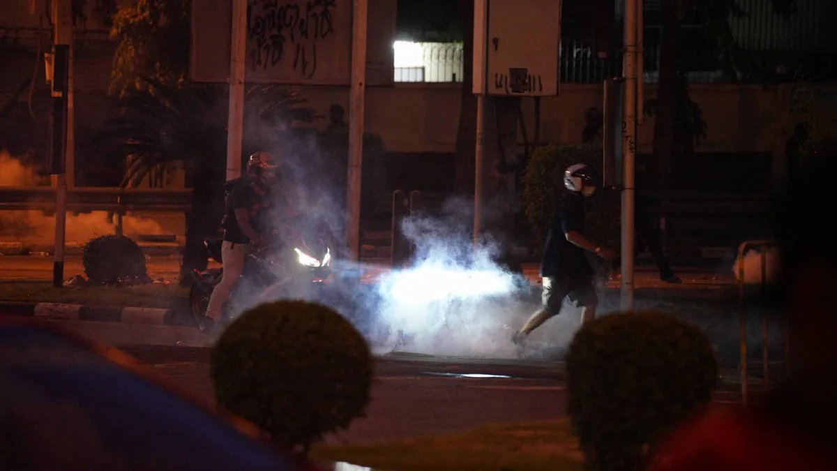 ภาพชุดแยกดินแดงเดือด! ม็อบปะทะตำรวจวุ่น