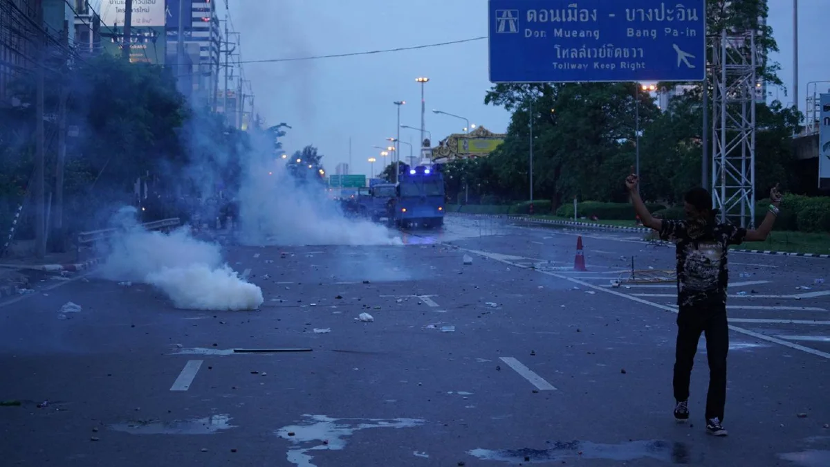 ภาพชุดแยกดินแดงเดือด! ม็อบปะทะตำรวจวุ่น