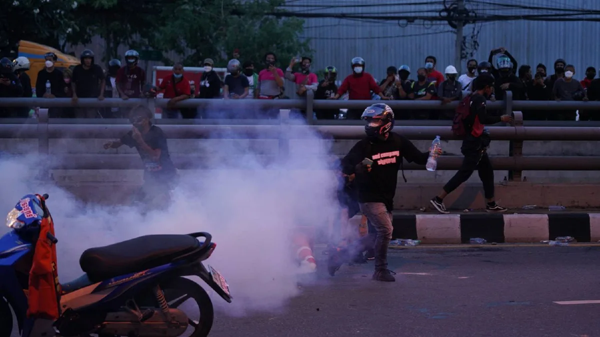 ภาพชุดแยกดินแดงเดือด! ม็อบปะทะตำรวจวุ่น