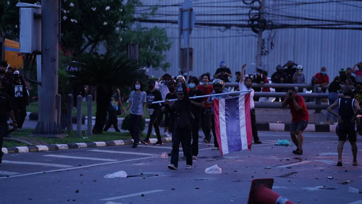 ภาพชุดแยกดินแดงเดือด! ม็อบปะทะตำรวจวุ่น