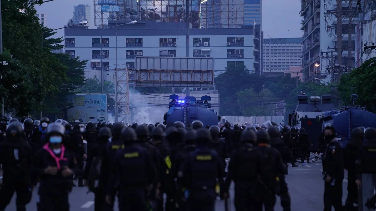 ภาพชุดแยกดินแดงเดือด! ม็อบปะทะตำรวจวุ่น